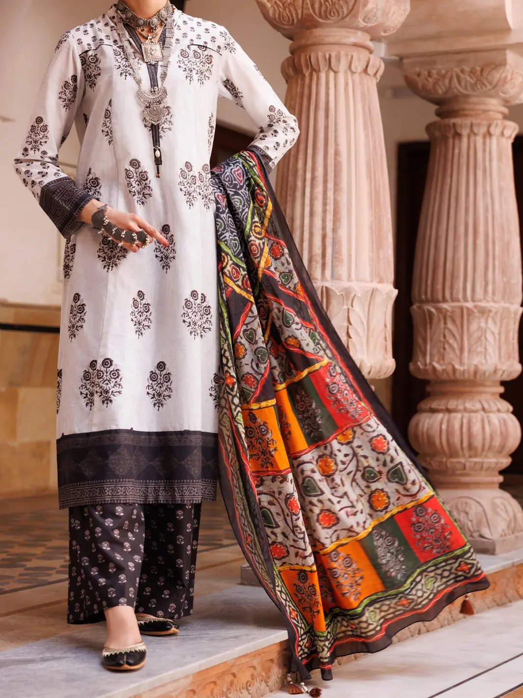 Black & White Lawn 3Pc Unstitched - Alp-3Ps-1896 1