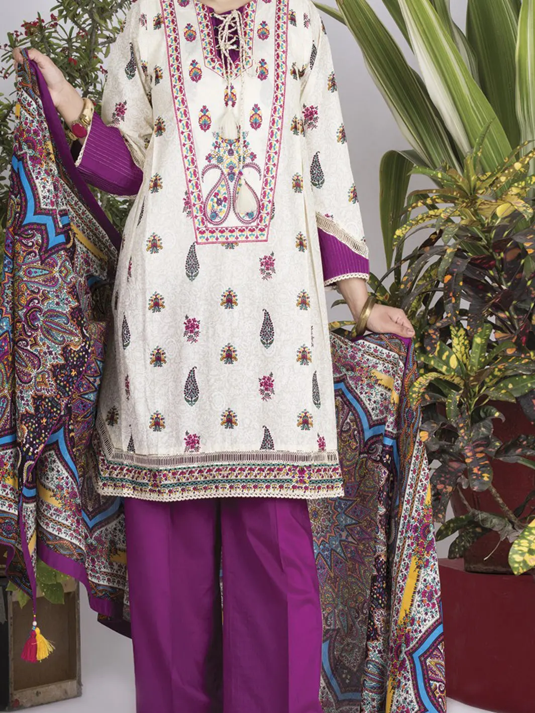 Off White Lawn 3Pc Unstitched - Alp-712 1