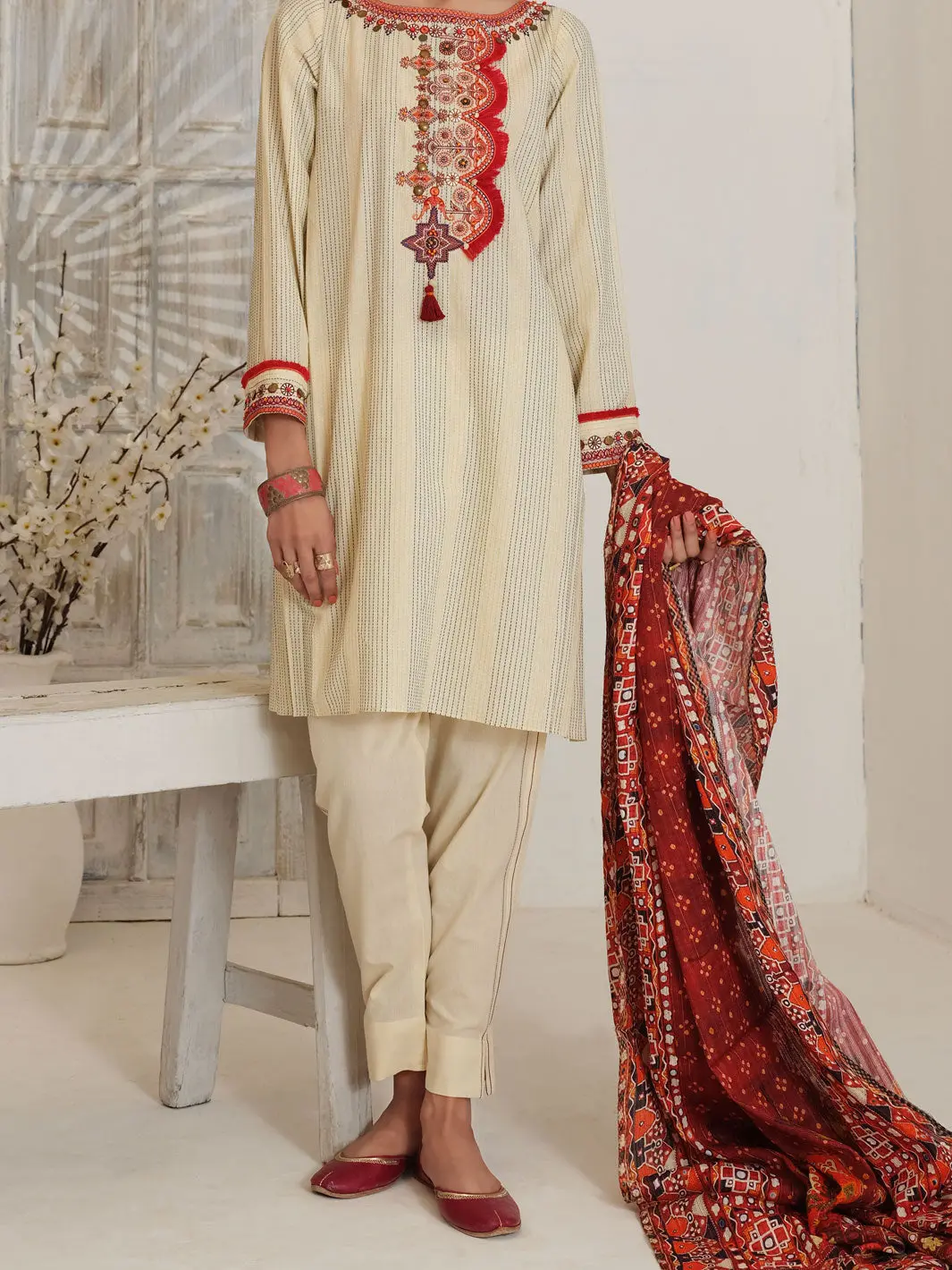 Off White Yarn Dyed Jacquard 3Pc Stitched - Alp-3Ps-1053/S 4