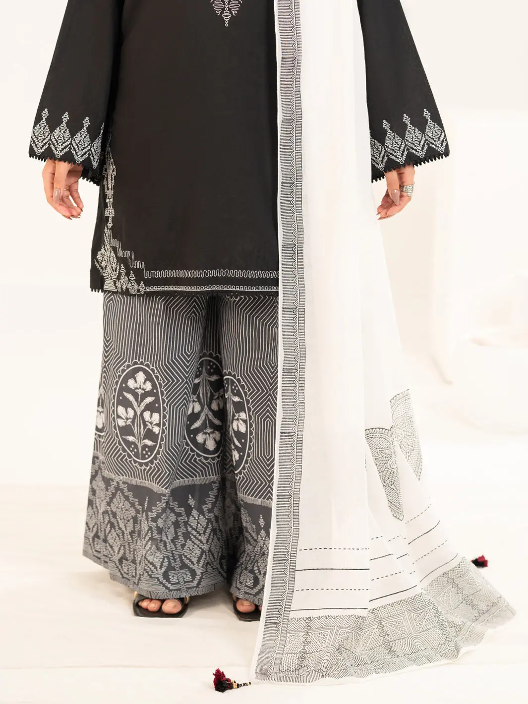 White Embroidered Stole - Al-St-1001 1