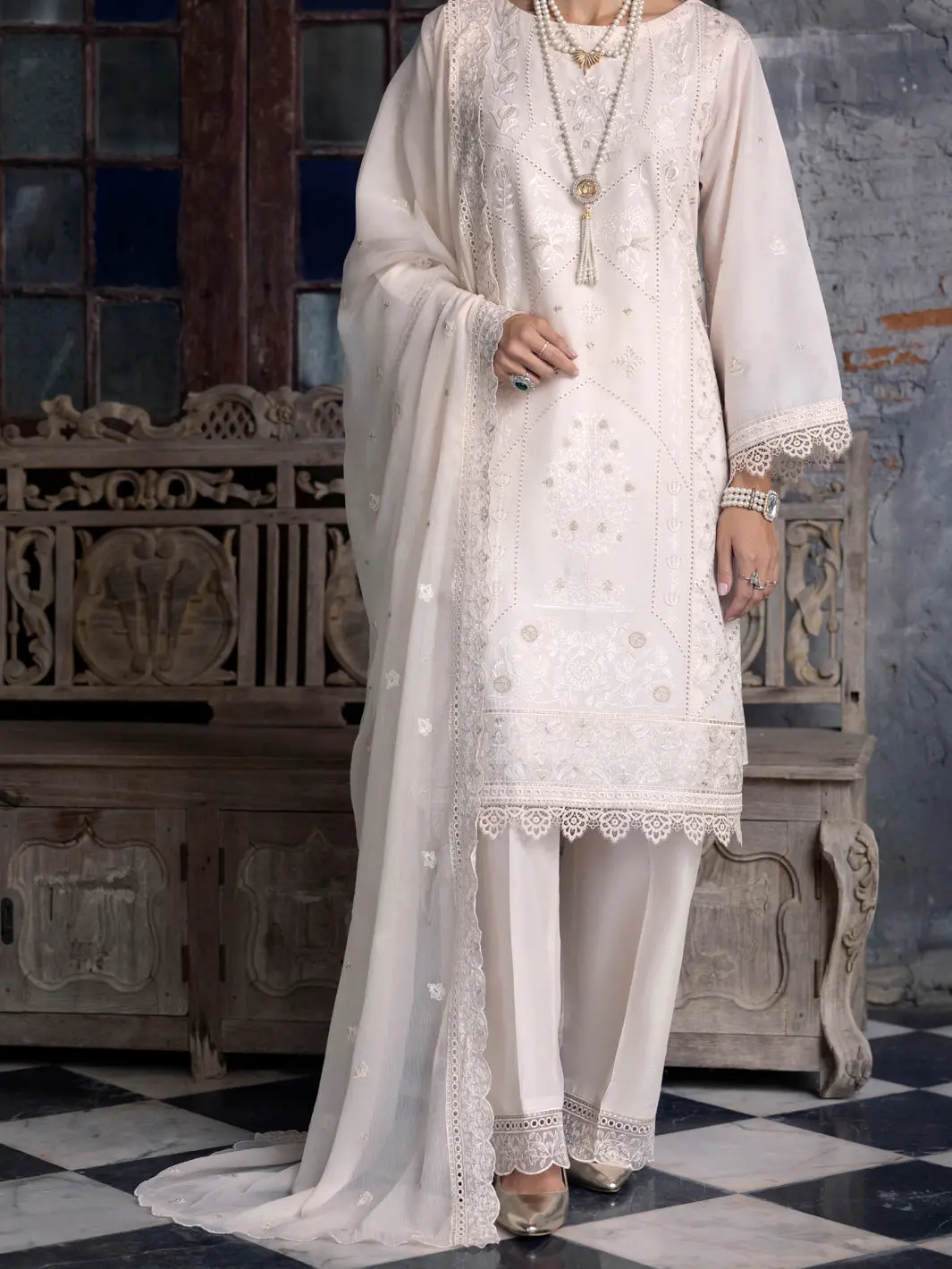 Off White Schiffli Lawn 3Pc Unstitched - Alp-3Ps-2113 1